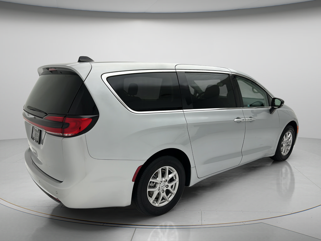 Used 2024 Chrysler Pacifica Touring-L FWD image 5