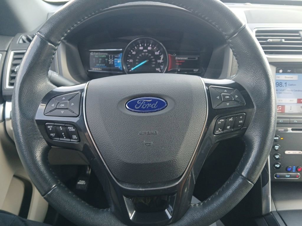 Used 2018 Ford Explorer Limited w/ Ford Safe & Smart Package FWD image 9