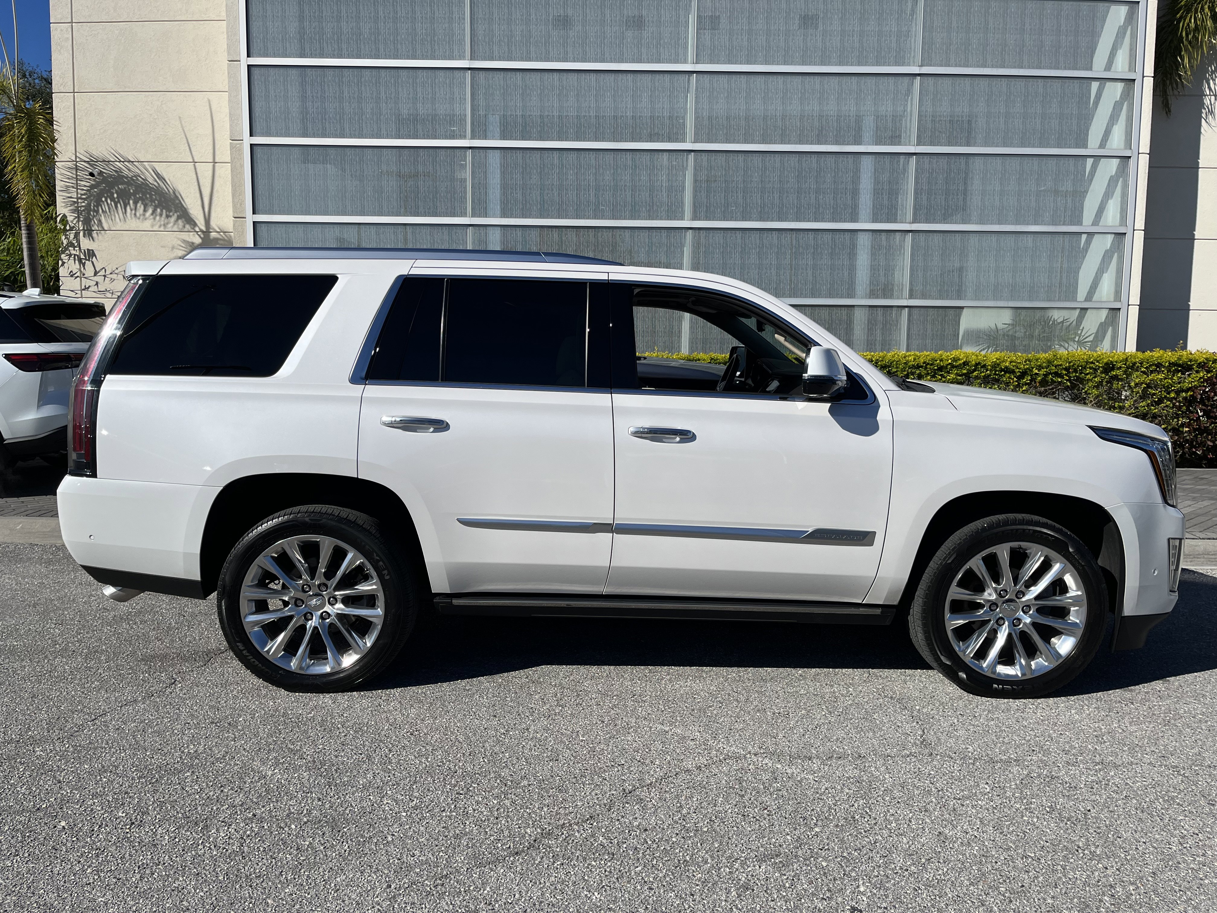 Used 2019 Cadillac Escalade Premium Luxury image 7