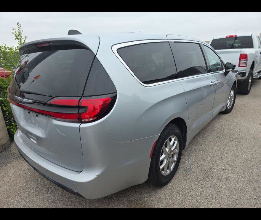 Used 2024 Chrysler Pacifica Touring-L FWD image 9