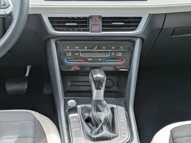Used 2025 Volkswagen Taos SE FWD image 19