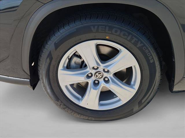 Used 2021 Toyota Highlander LE FWD image 23