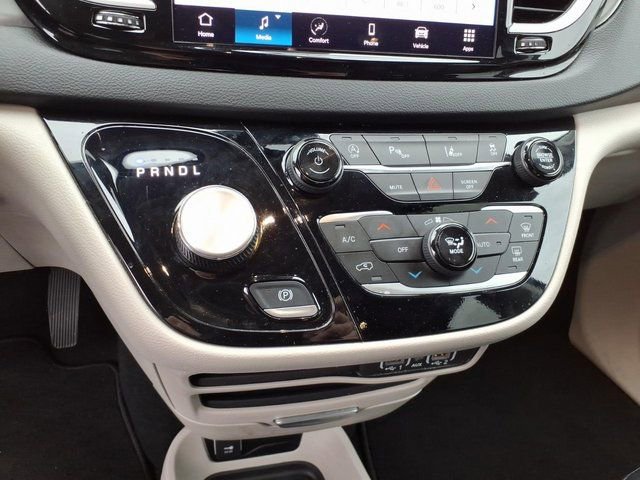 Used 2024 Chrysler Pacifica Touring-L image 13