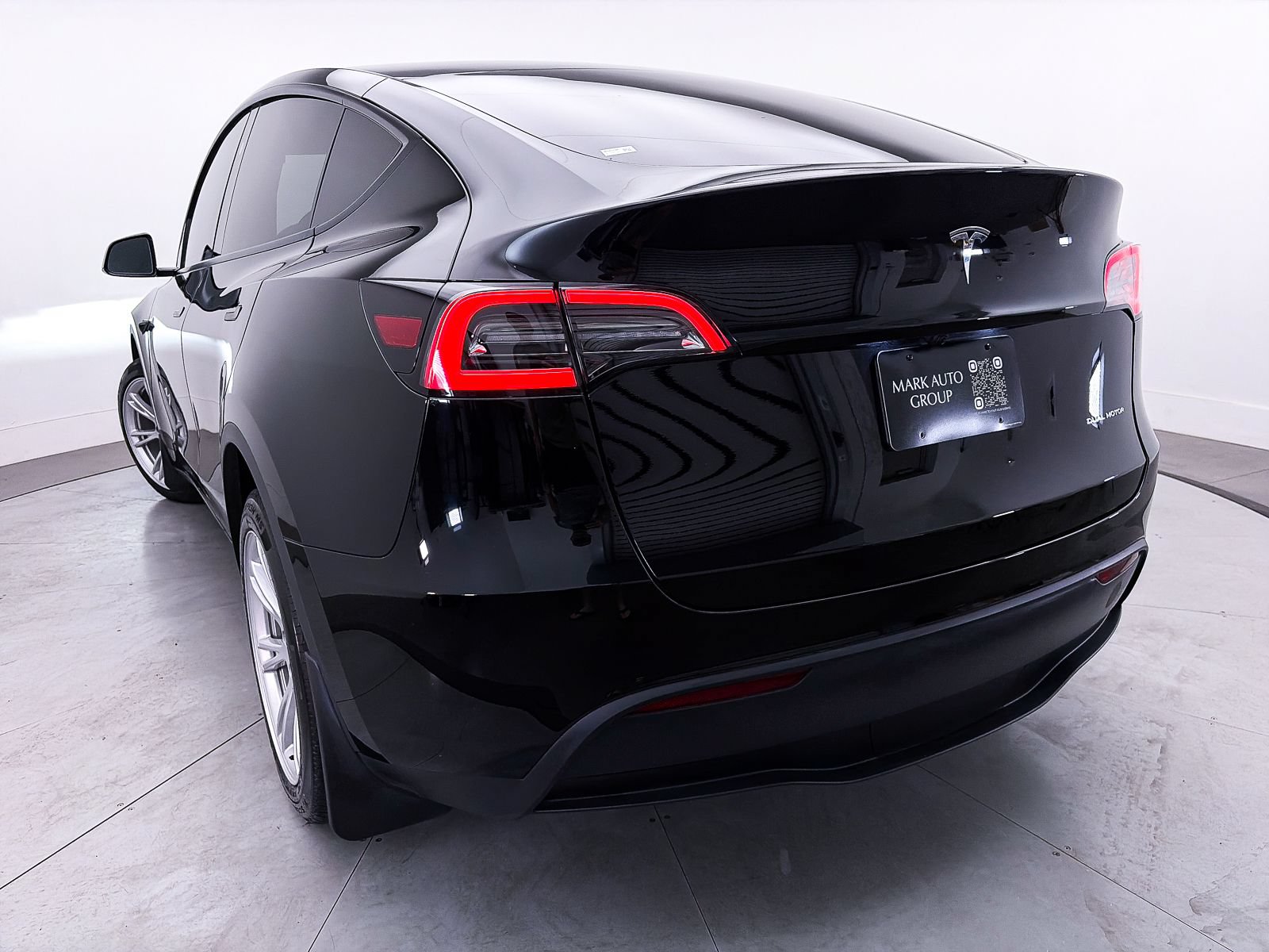 Used 2024 Tesla Model Y Long Range AWD/4WD image 4
