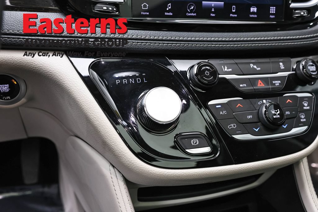 Used 2023 Chrysler Pacifica Limited FWD image 13