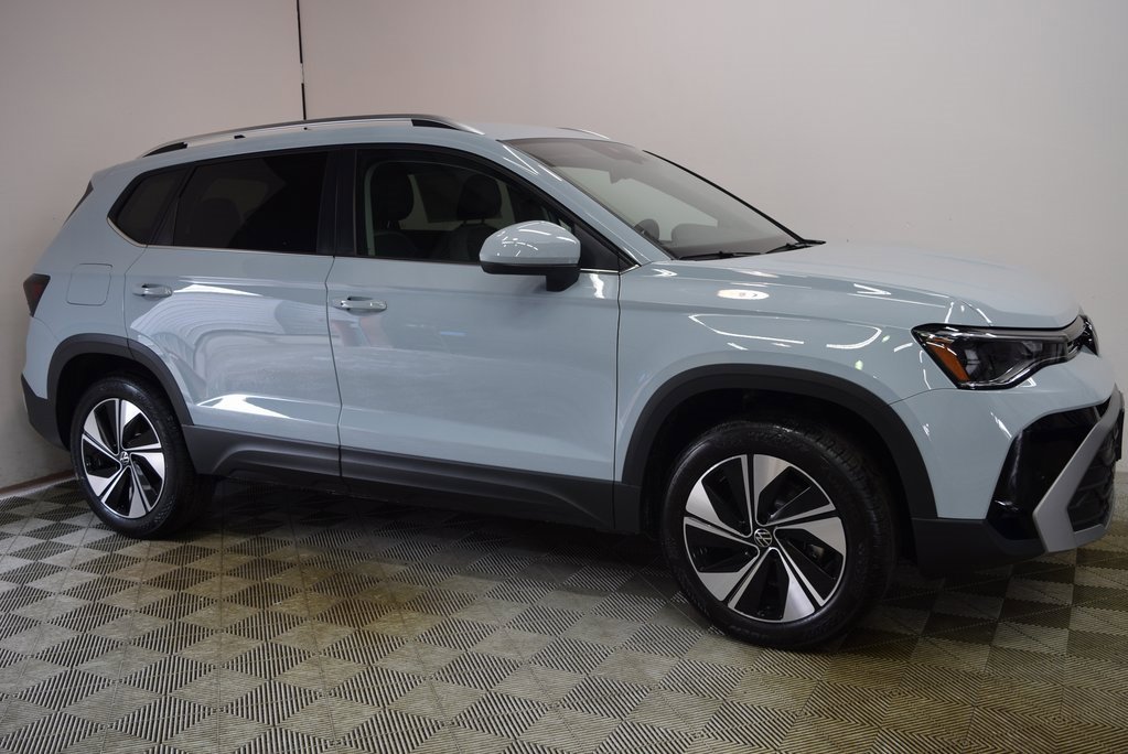 New 2025 Volkswagen Taos SE image 3