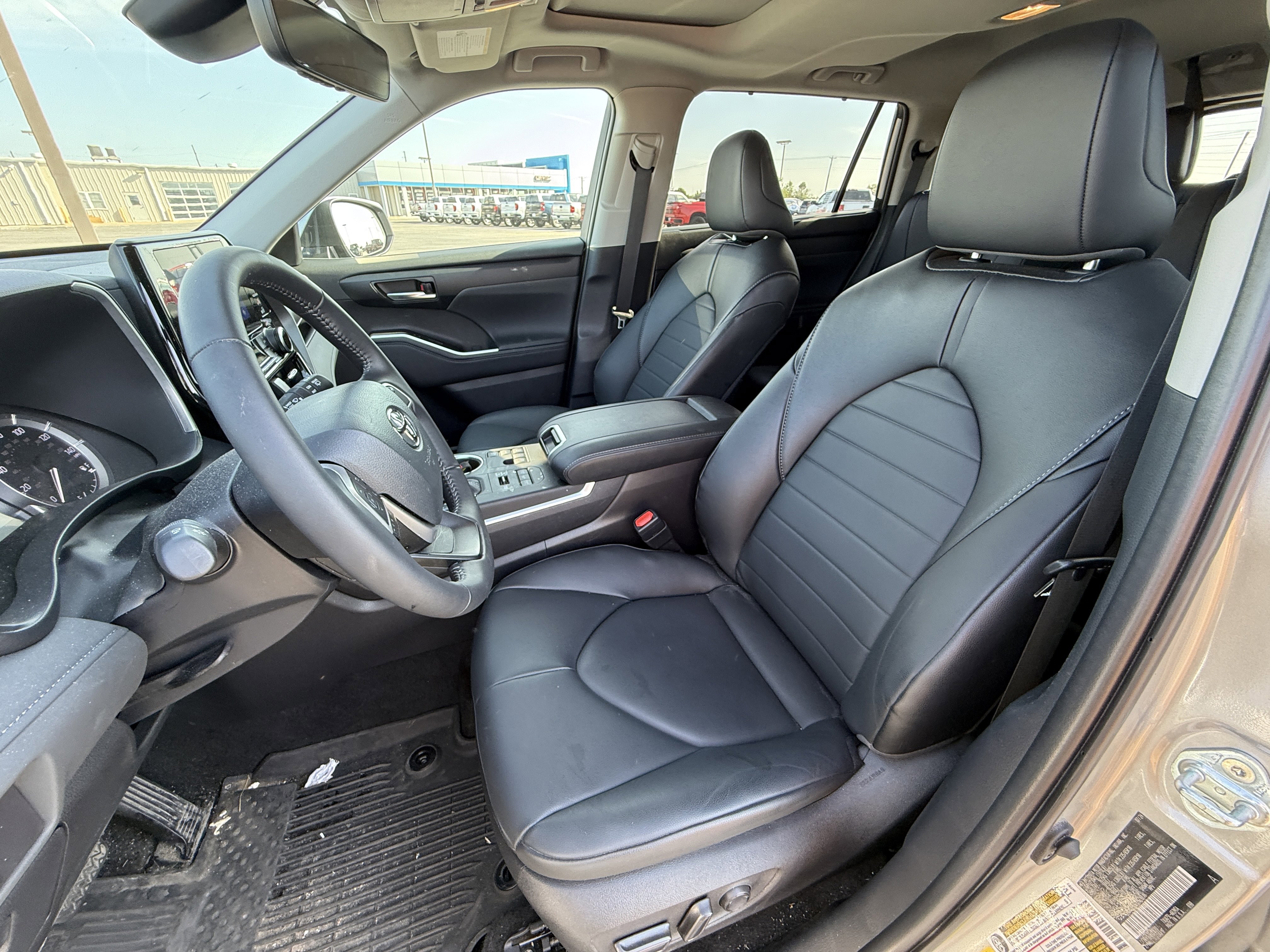 Used 2024 Toyota Highlander XLE image 10