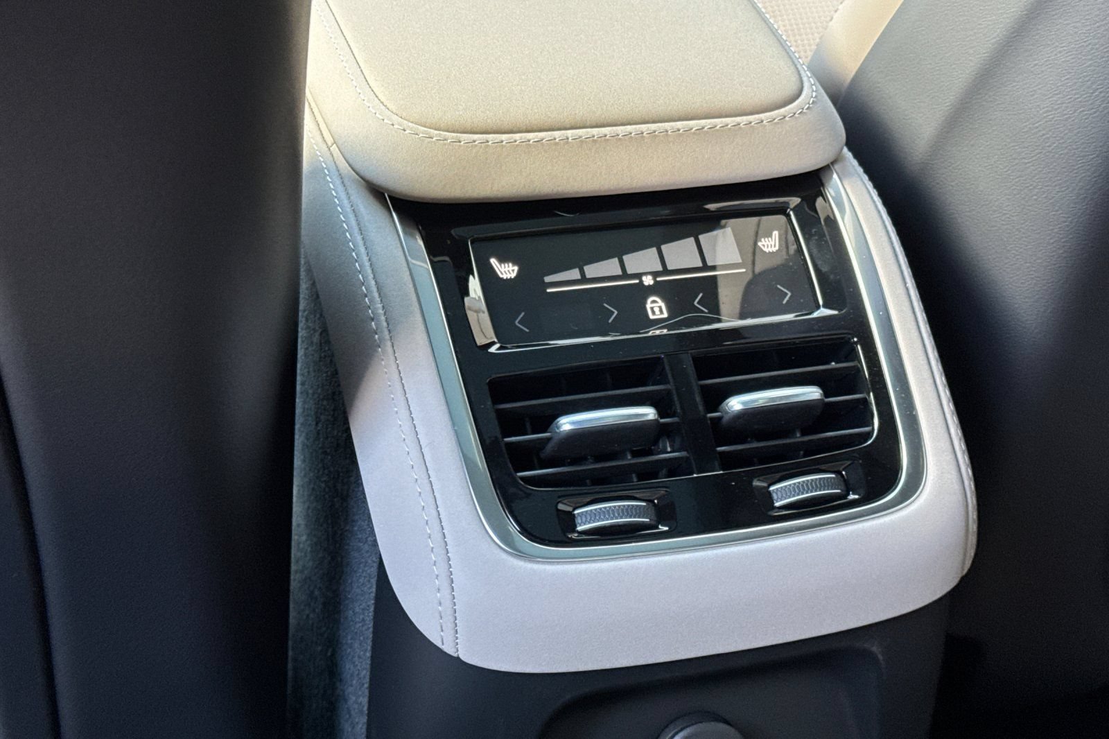 New 2026 Volvo XC90 T8 Ultra w/ Protection Package AWD/4WD image 13