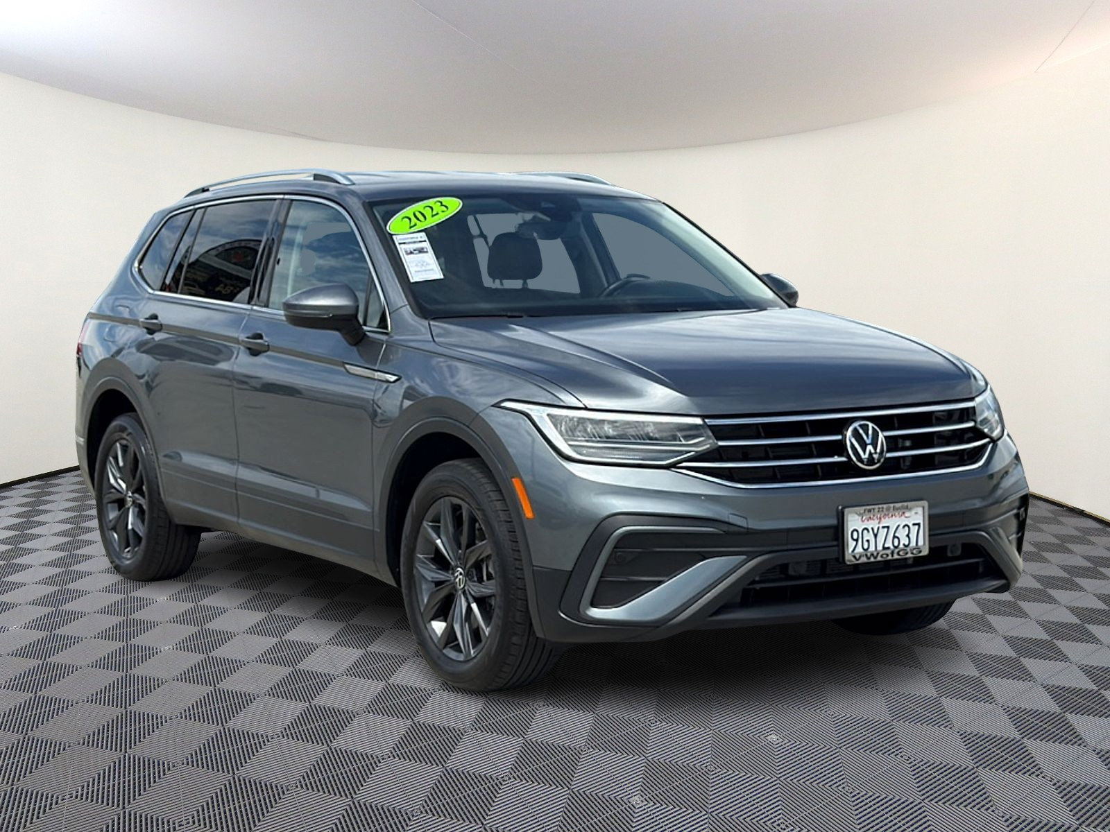 Used 2023 Volkswagen Tiguan SE FWD image 1