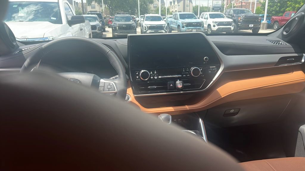 Used 2025 Toyota Highlander Platinum image 11