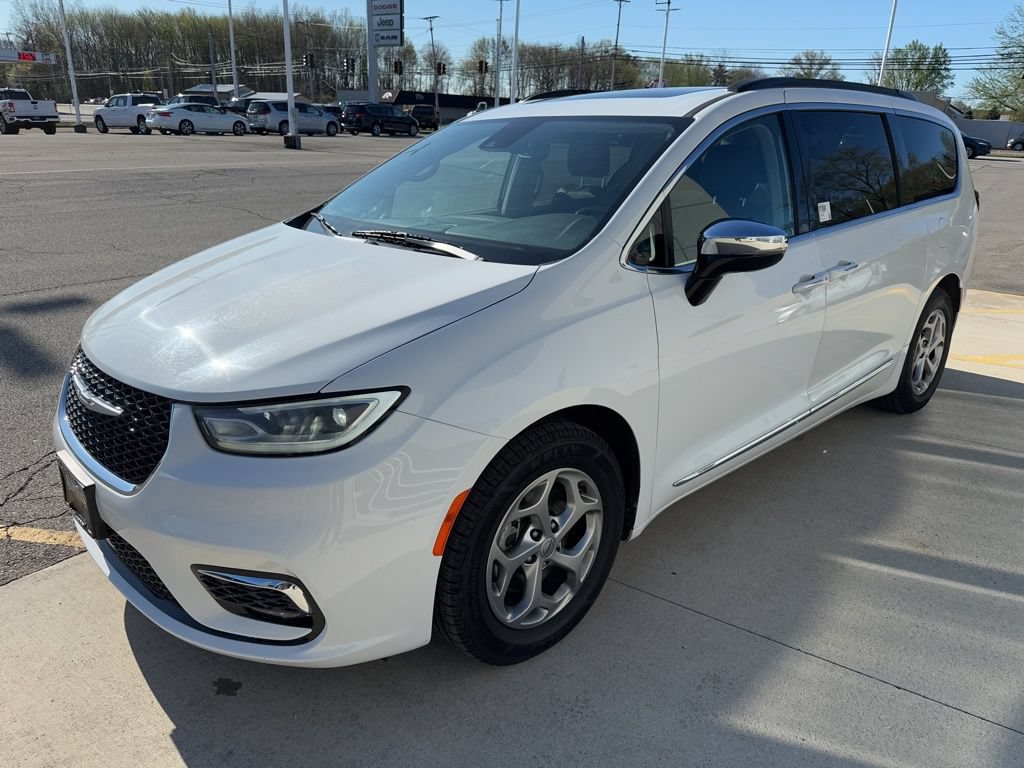 Used 2023 Chrysler Pacifica Limited FWD image 11