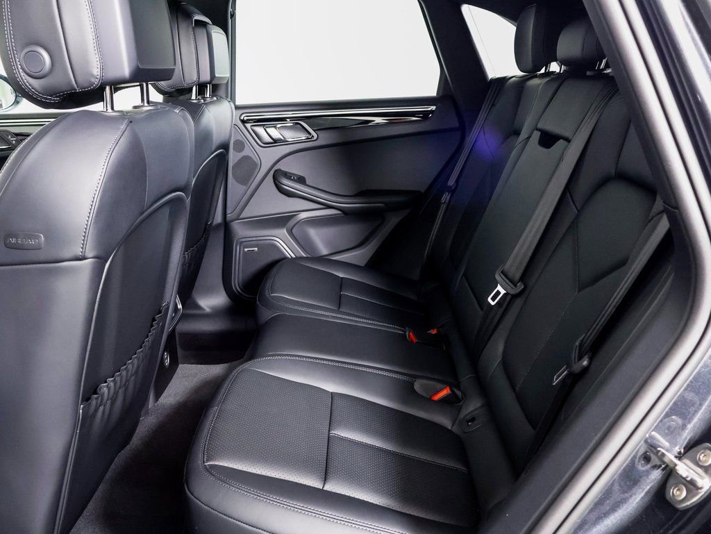 Certified 2025 Porsche Macan image 9