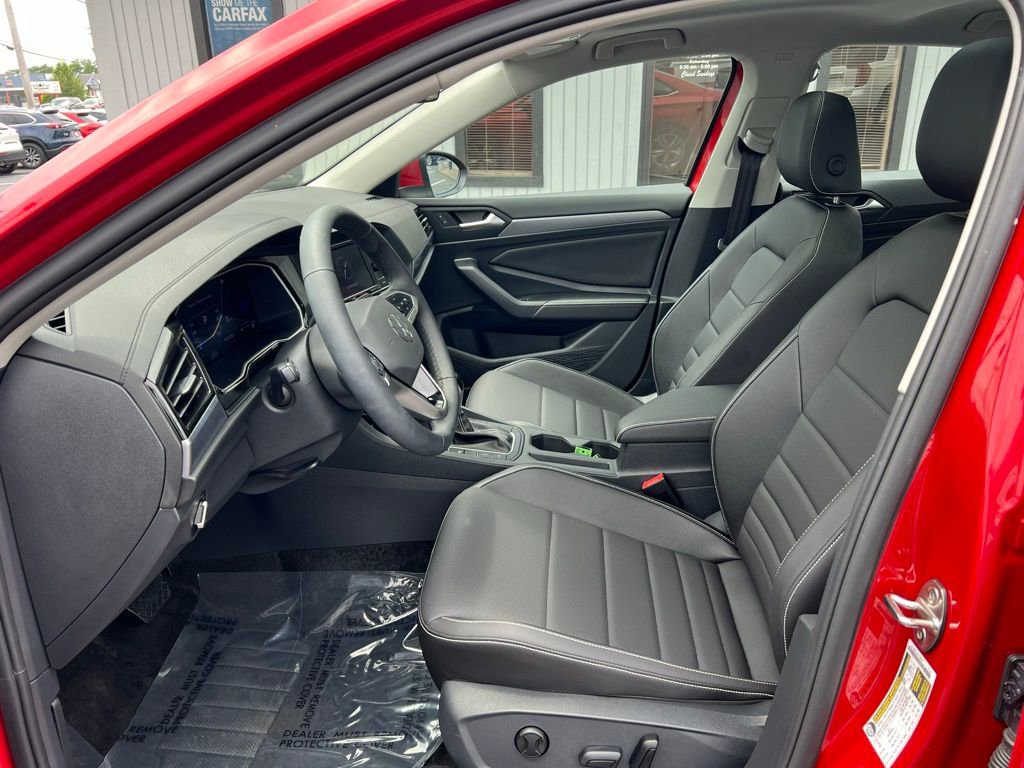 Used 2024 Volkswagen Jetta SE w/ Panoramic Sunroof Package image 9