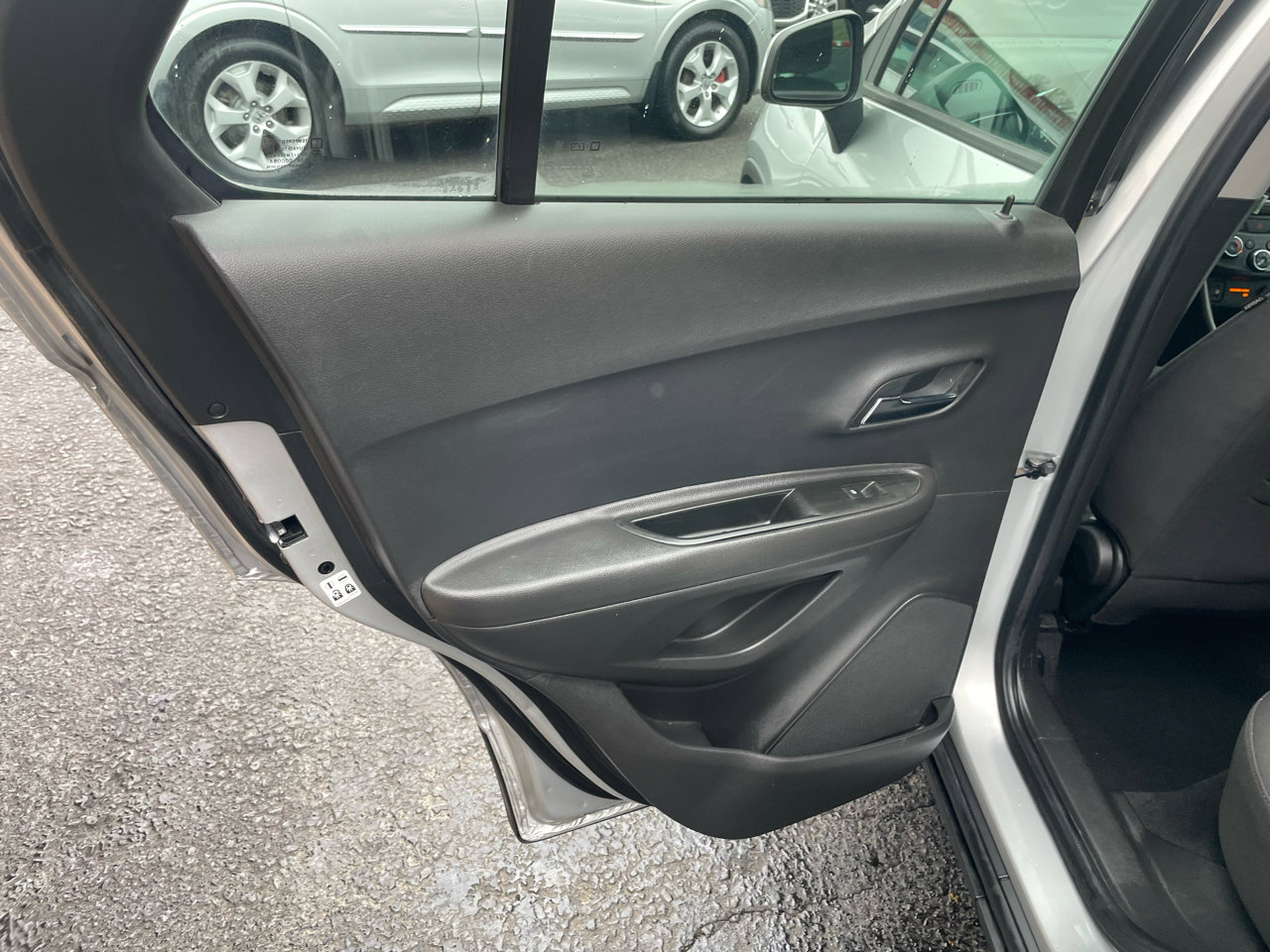 Used 2018 Chevrolet Trax LS AWD/4WD image 27