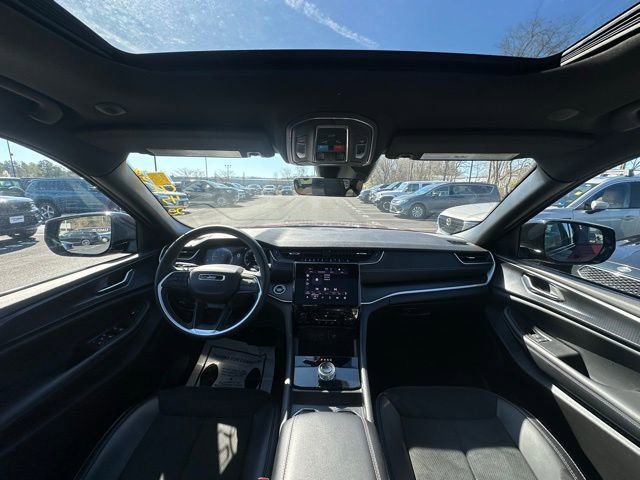 Used 2025 Jeep Grand Cherokee Altitude image 2