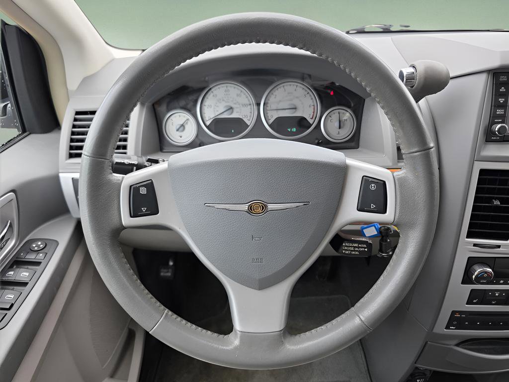 Used 2009 Chrysler Town & Country Limited w/ Entertainment Group #3 FWD image 25