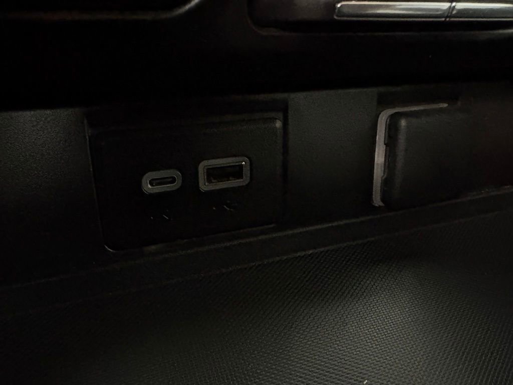 Used 2024 Chevrolet Suburban LT RWD image 38