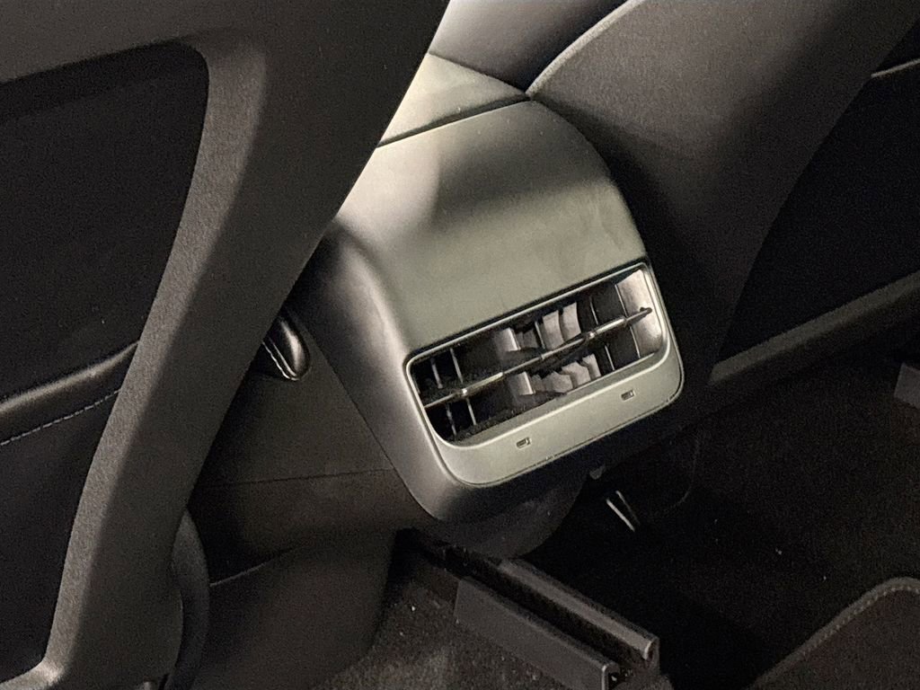 Used 2024 Tesla Model Y 2WD image 16