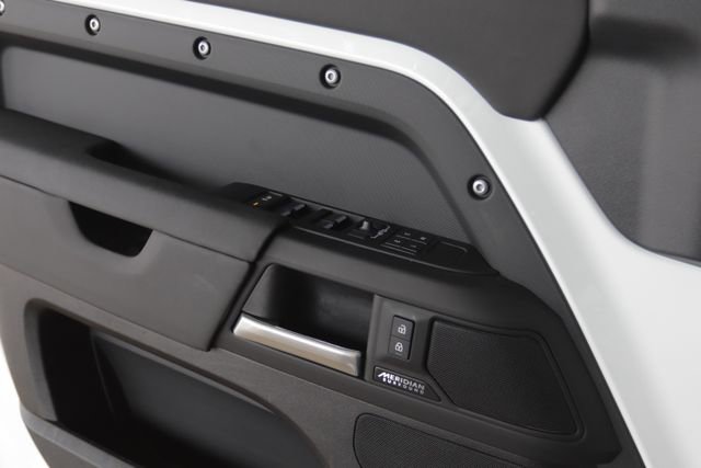 Used 2025 Land Rover Defender 110 X-Dynamic SE image 22