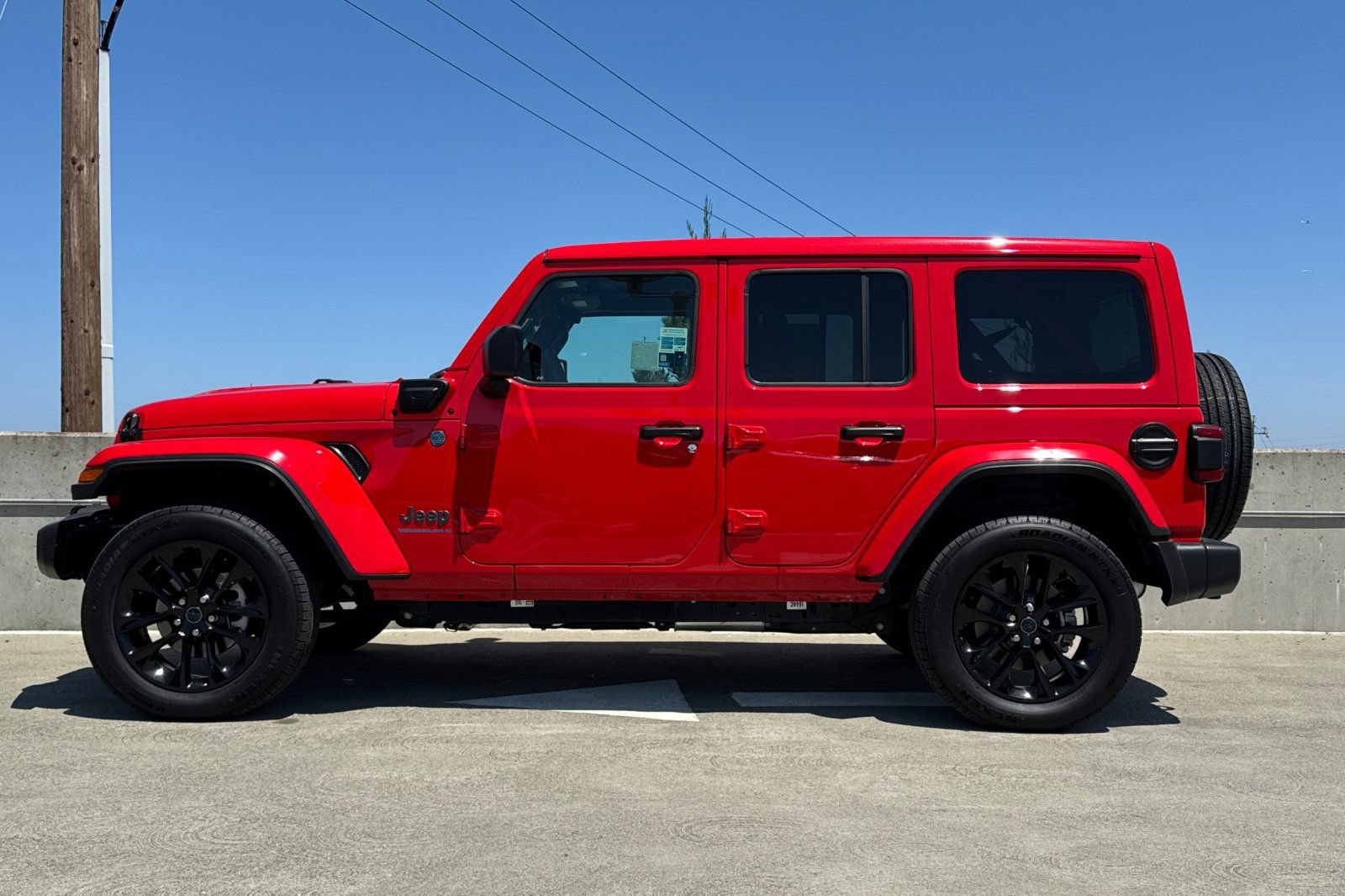 Used 2025 Jeep Wrangler Unlimited Sahara w/ Safety Group AWD/4WD image 7