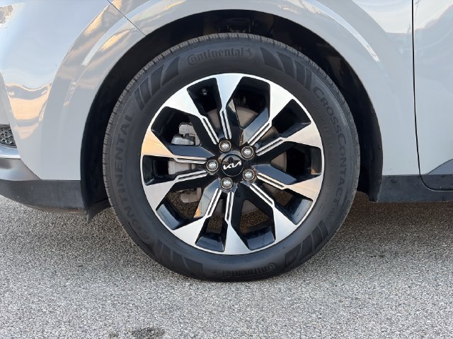 Certified 2024 Kia Carnival EX FWD image 9