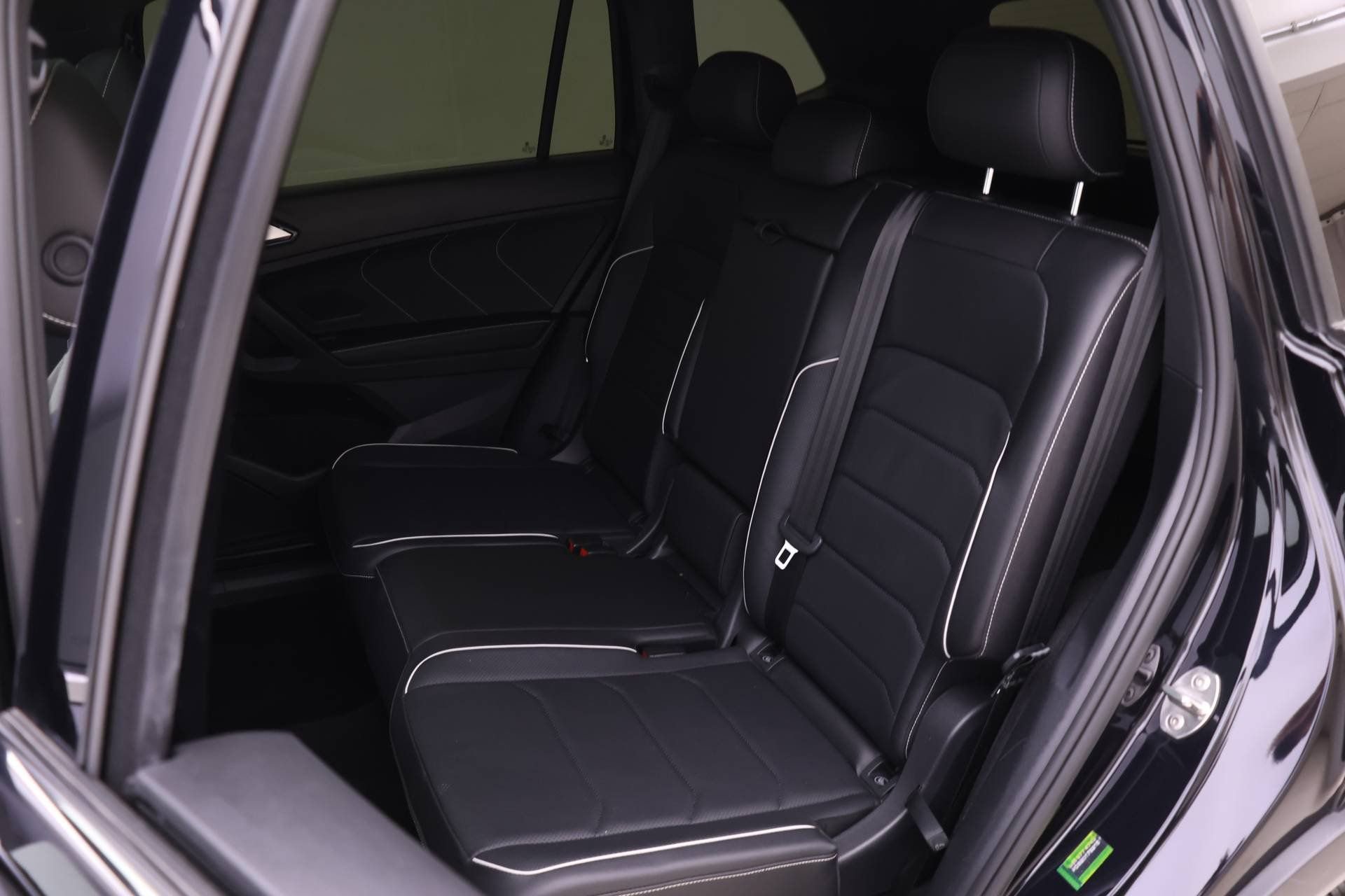 Used 2022 Volkswagen Tiguan SEL R-Line image 9