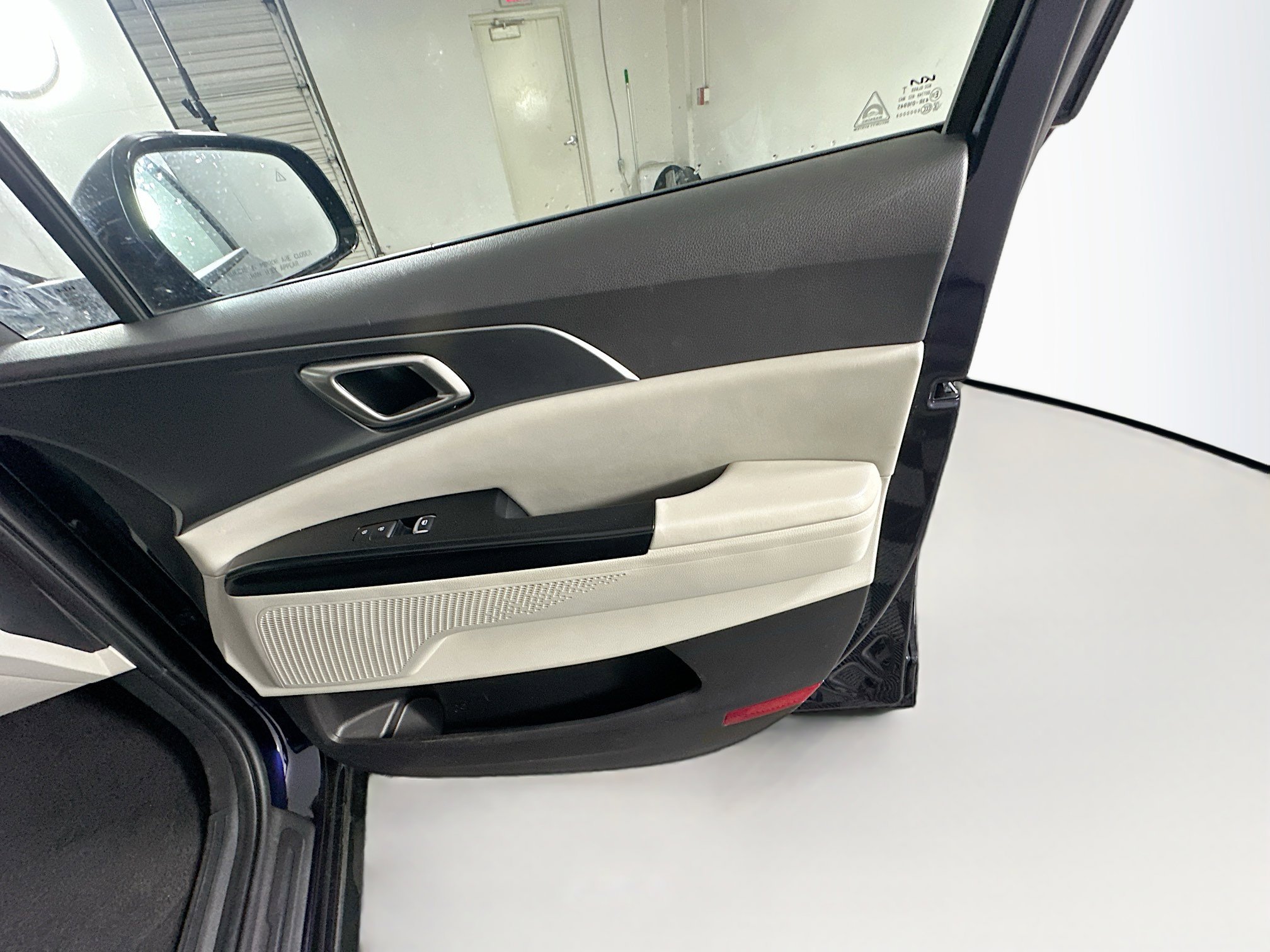 Used 2024 Kia Carnival LX image 31