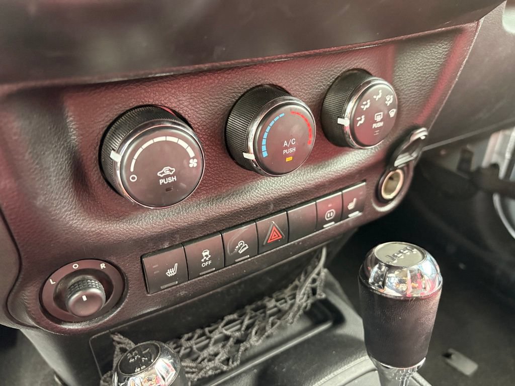 Used 2012 Jeep Wrangler Unlimited Sahara AWD/4WD image 17