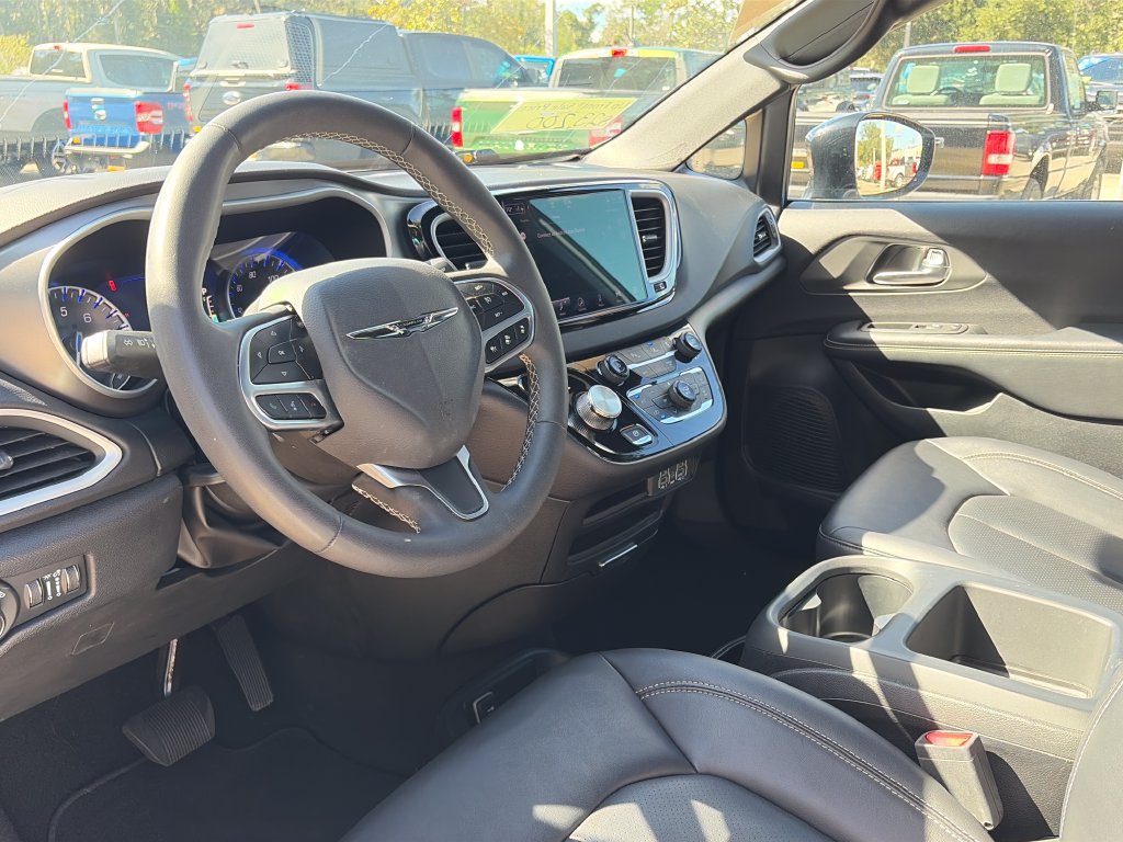 Used 2025 Chrysler Pacifica Select FWD image 6