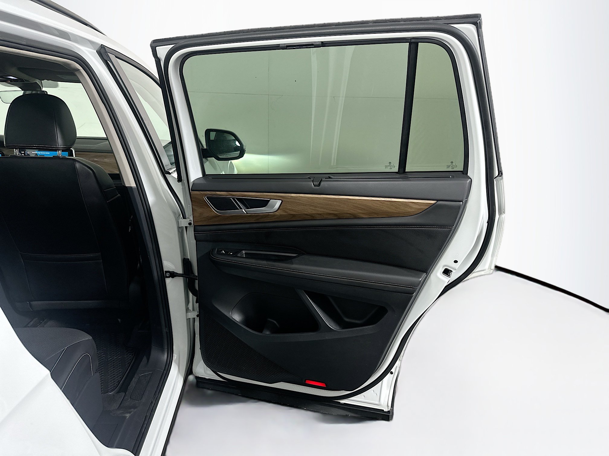 Used 2024 Volkswagen Atlas SE w/ Black Wheel Package FWD image 33