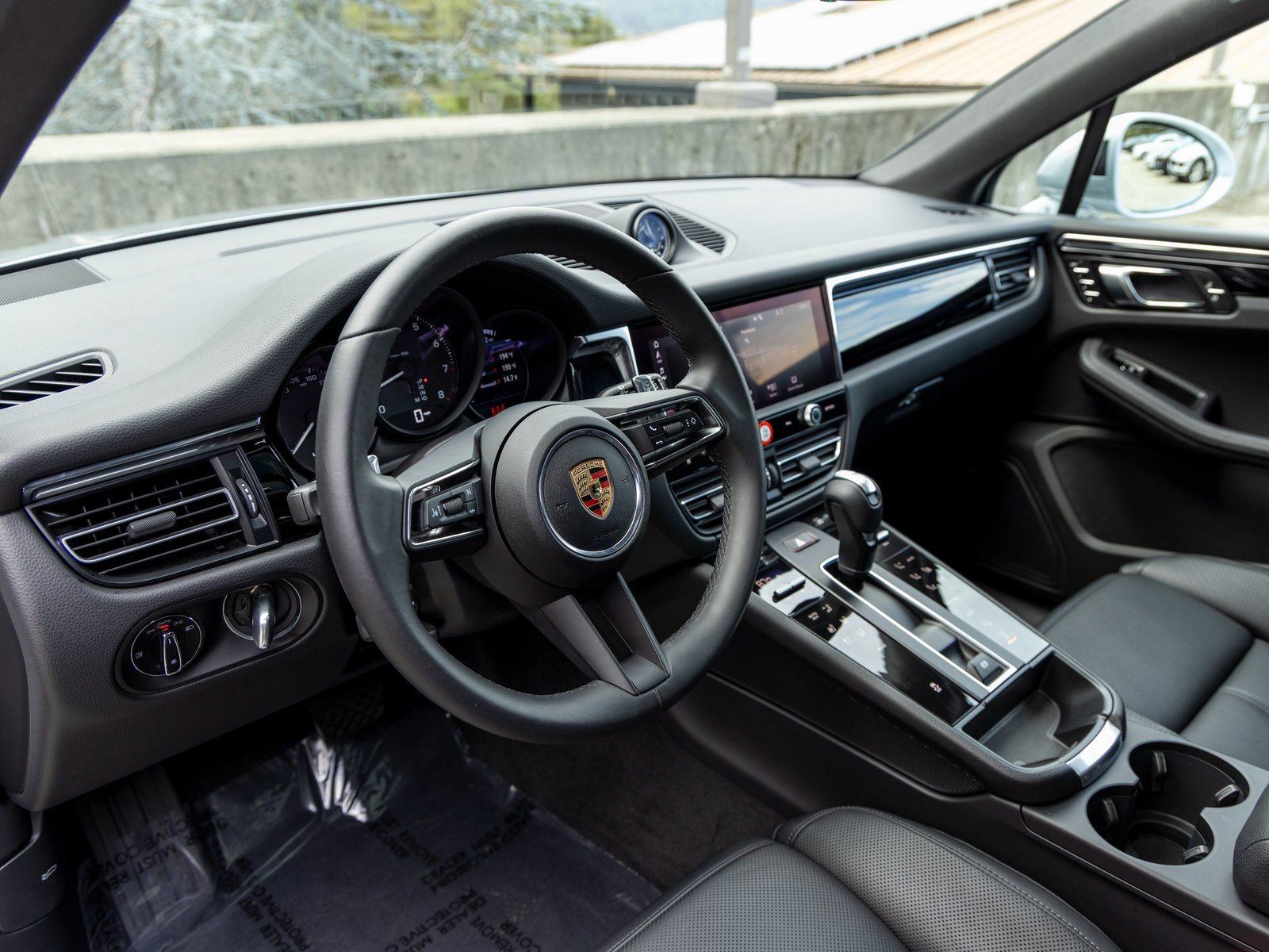 Certified 2025 Porsche Macan image 4