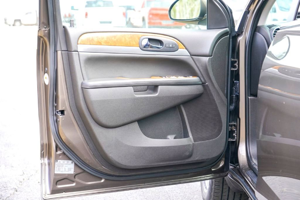 Used 2011 Buick Enclave CXL image 22