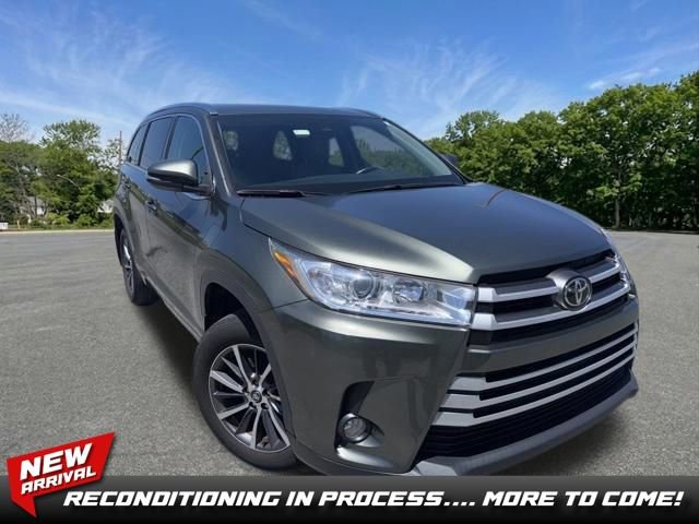 Used 2017 Toyota Highlander XLE w/ Carpet Mat Package AWD/4WD image 1