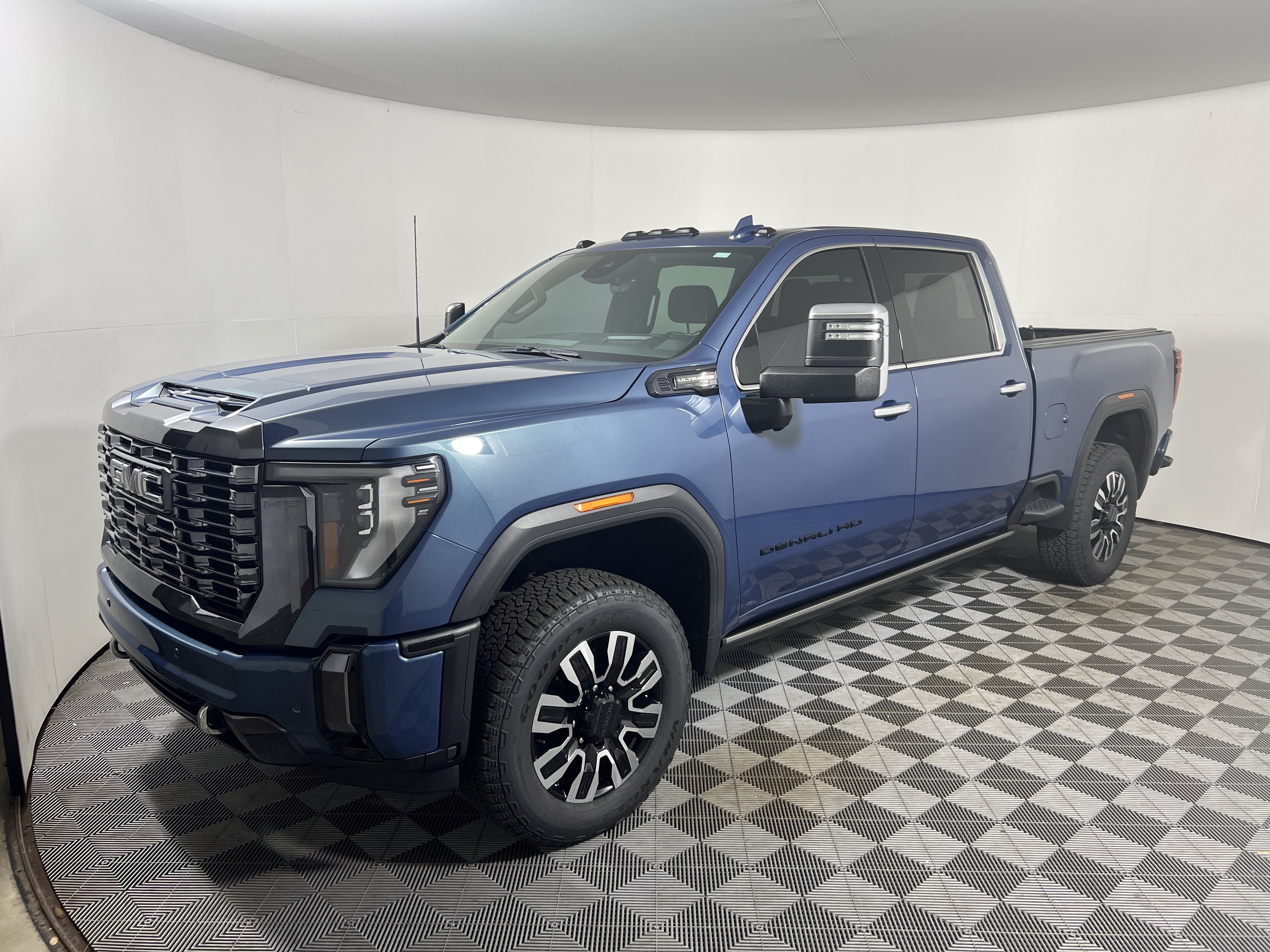 Used 2024 GMC Sierra 2500 Denali Ultimate AWD/4WD image 9