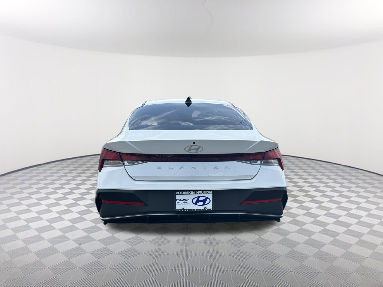 Used 2024 Hyundai Elantra SEL FWD image 8