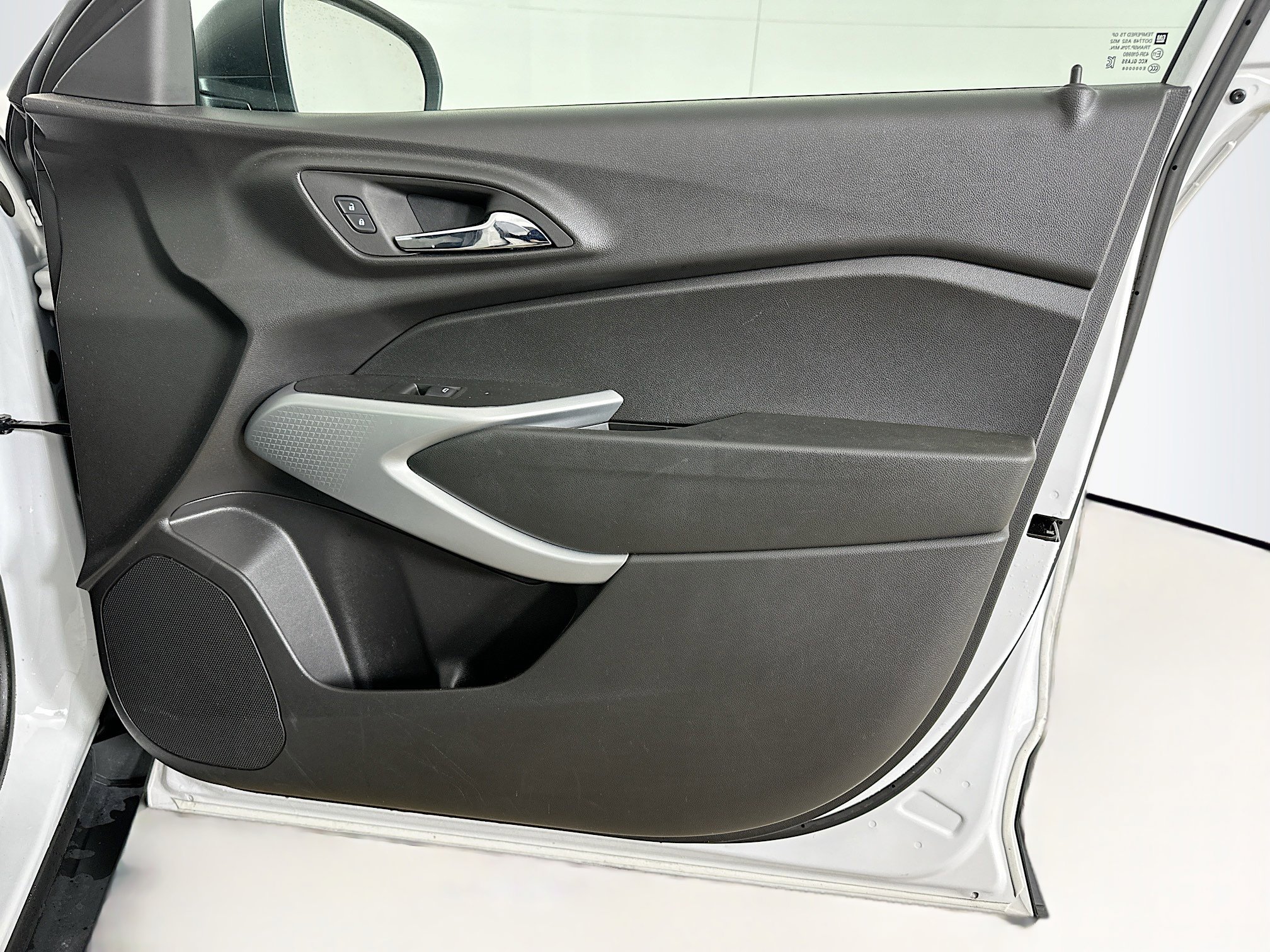 Used 2025 Chevrolet Trax LS image 30