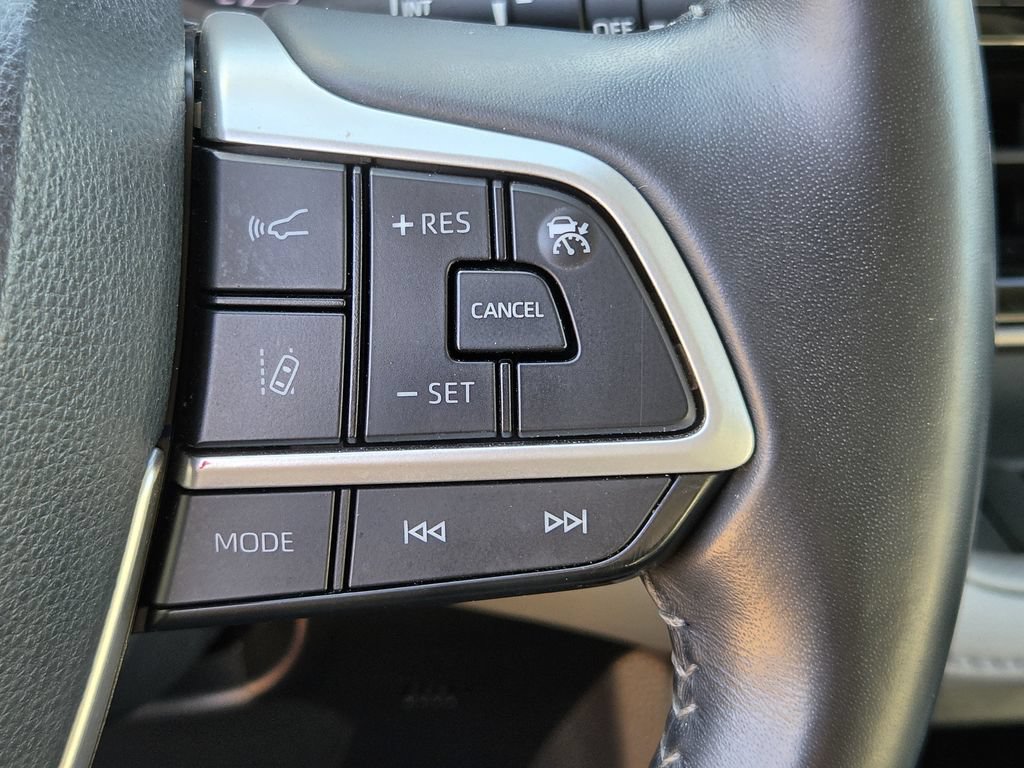 Used 2022 Toyota Highlander XLE FWD image 23