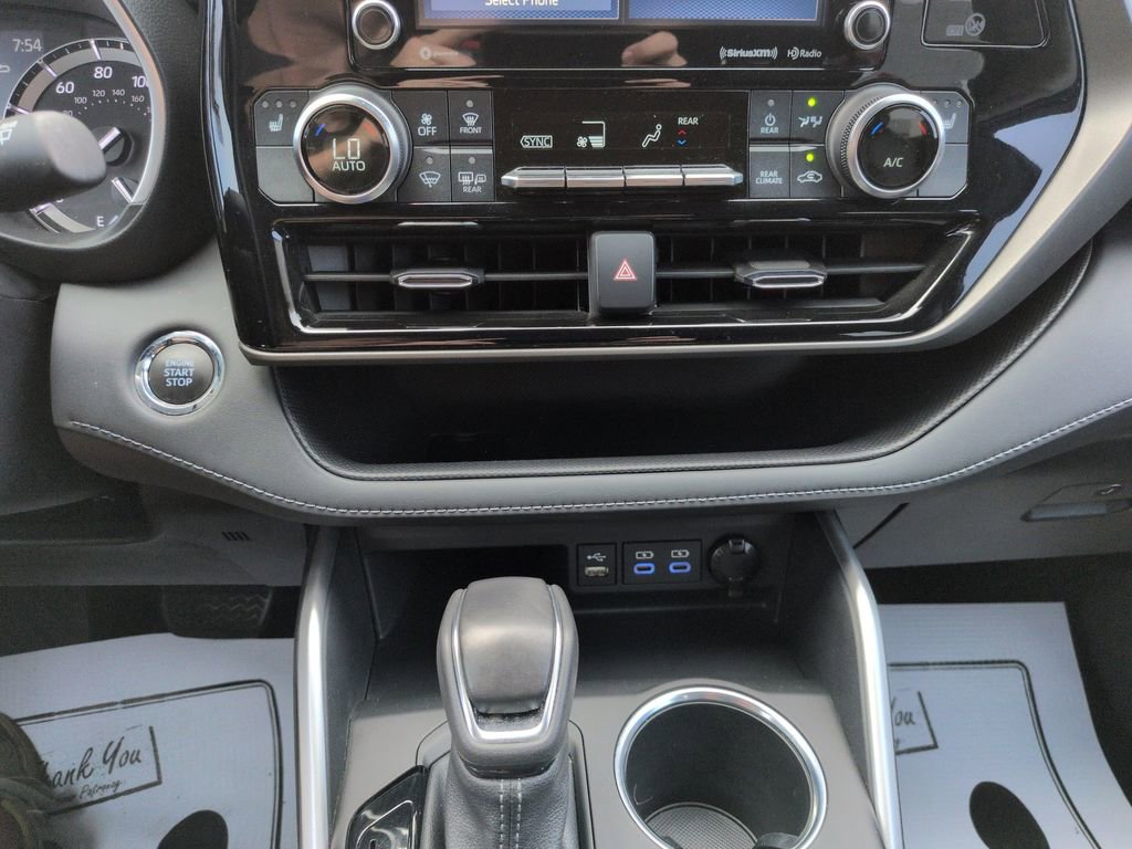 Used 2022 Toyota Highlander XLE FWD image 18
