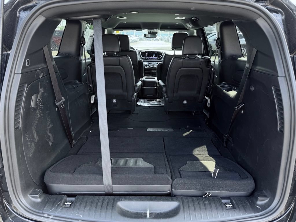 Certified 2025 Chrysler Pacifica Select FWD image 11