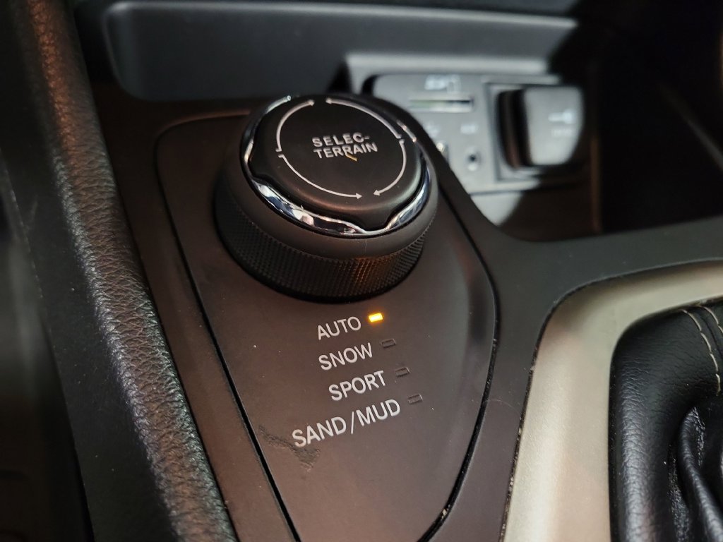 Used 2018 Jeep Cherokee Limited AWD/4WD image 21