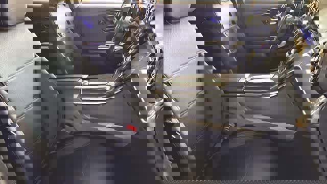 Used 2025 Mercedes-Benz GLC 300 4MATIC image 31