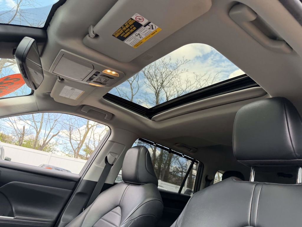 Used 2022 Toyota Highlander XLE AWD/4WD image 19