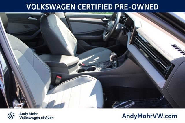 Used 2025 Volkswagen Jetta SE FWD image 19