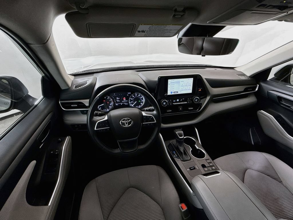 Used 2023 Toyota Highlander LE FWD image 21