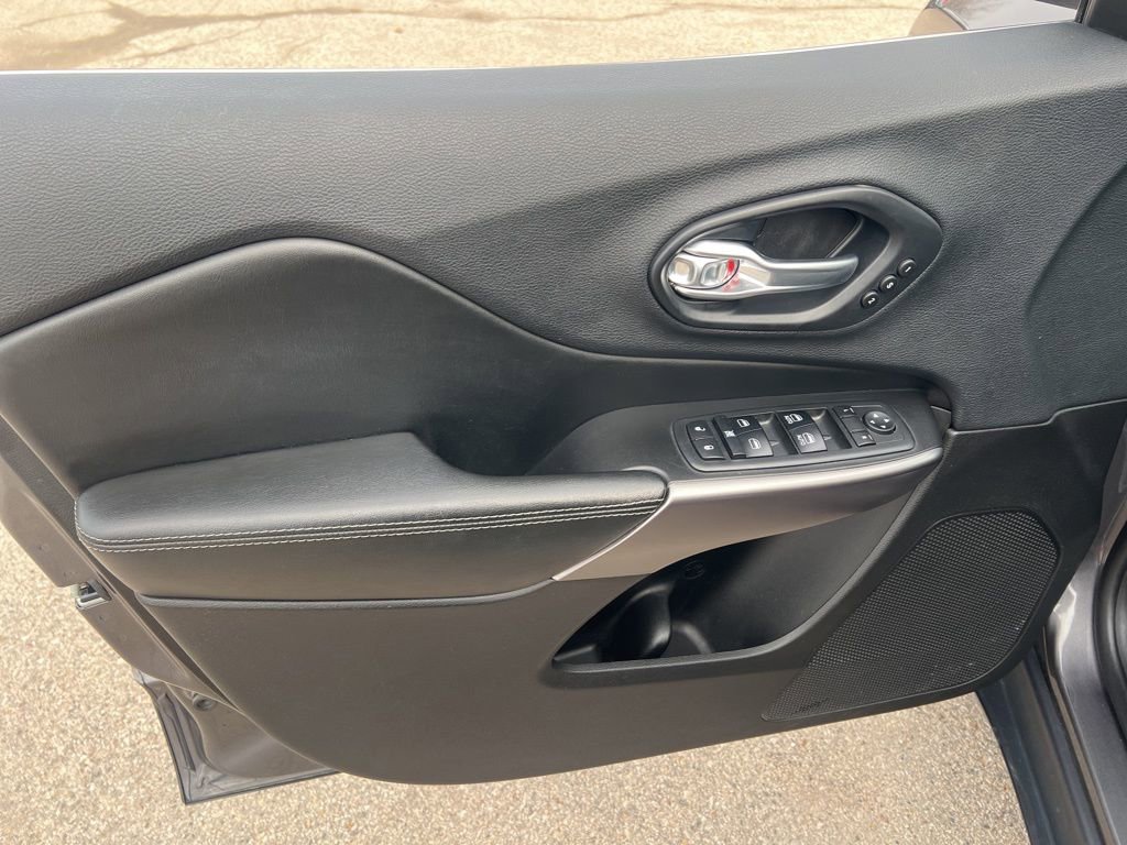 Used 2019 Jeep Cherokee Limited image 7