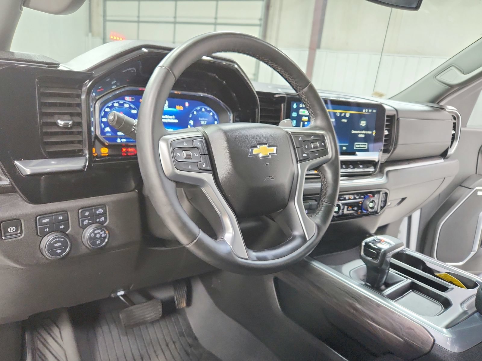 Used 2025 Chevrolet Silverado 1500 LTZ AWD/4WD image 17
