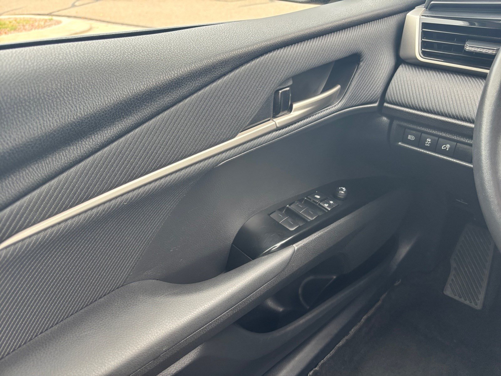 Used 2025 Toyota Camry SE FWD image 17