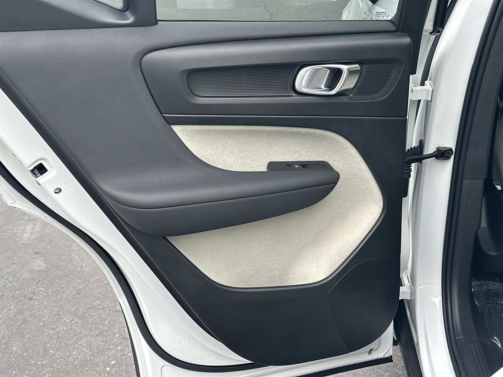 Certified 2026 Volvo XC40 B5 Plus w/ Protection Package Premier image 21