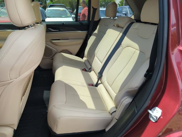 Used 2022 Jeep Grand Cherokee Limited w/ Luxury Tech Group II AWD/4WD image 30