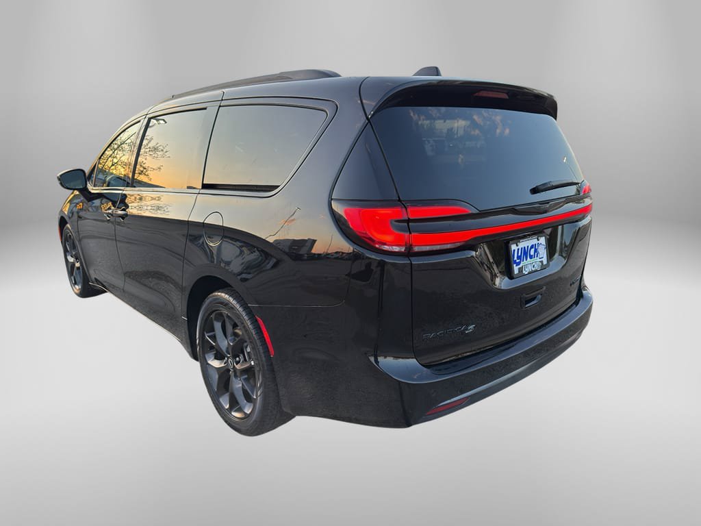 Used 2025 Chrysler Pacifica Limited FWD image 3